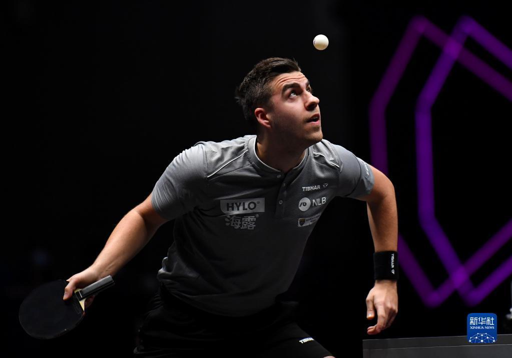 霍启刚一家香港看展，郭晶晶素颜打扮朴素低调，霍震霆大佬范十足.