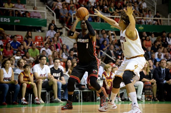 先用手递手 先用手递手